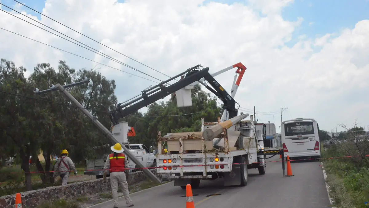 16 AGOSTO. Técnicos de la CFE